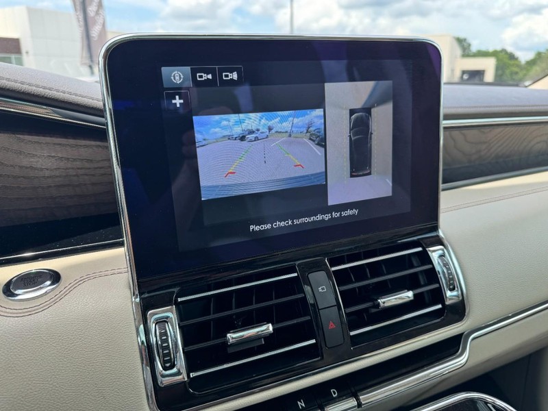 Lincoln Navigator Vehicle Full-screen Gallery Image 24