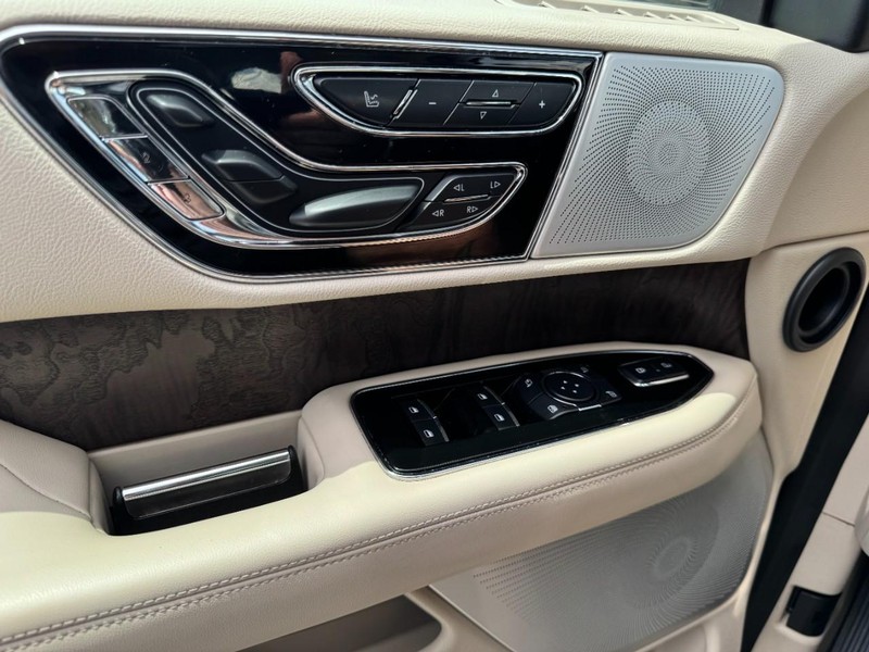 Lincoln Navigator Vehicle Full-screen Gallery Image 25