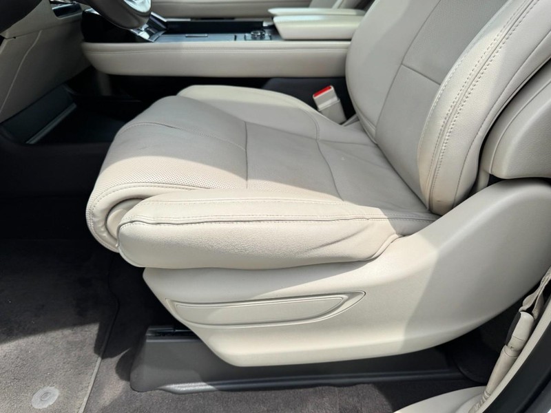 Lincoln Navigator Vehicle Full-screen Gallery Image 26