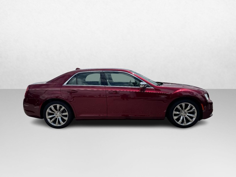 Chrysler 300 Vehicle Full-screen Gallery Image 04