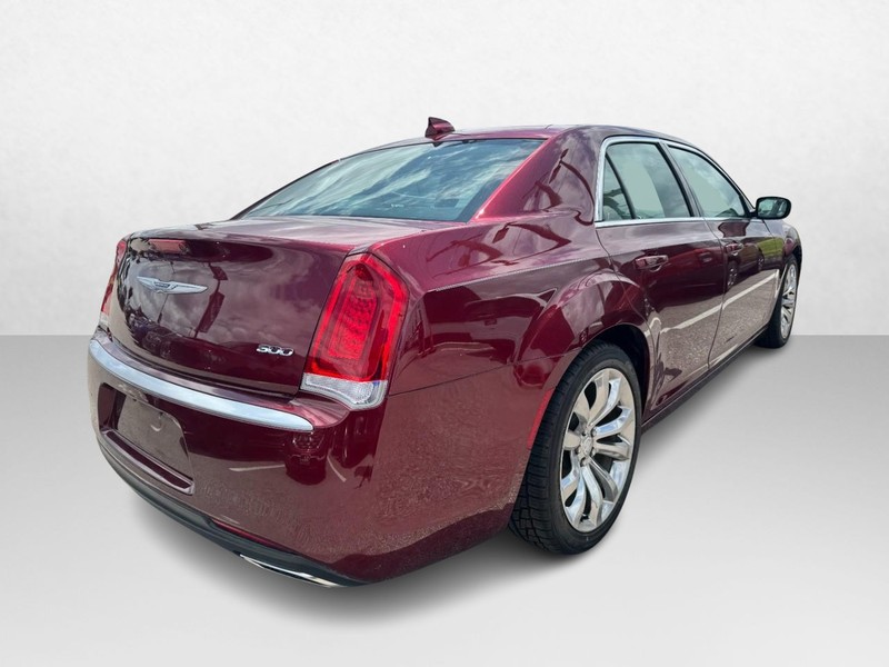 Chrysler 300 Vehicle Full-screen Gallery Image 05