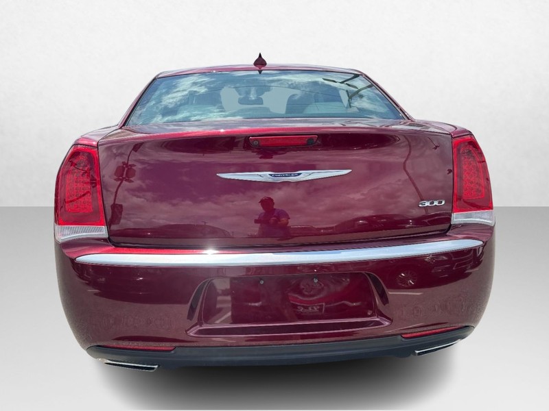 Chrysler 300 Vehicle Full-screen Gallery Image 06