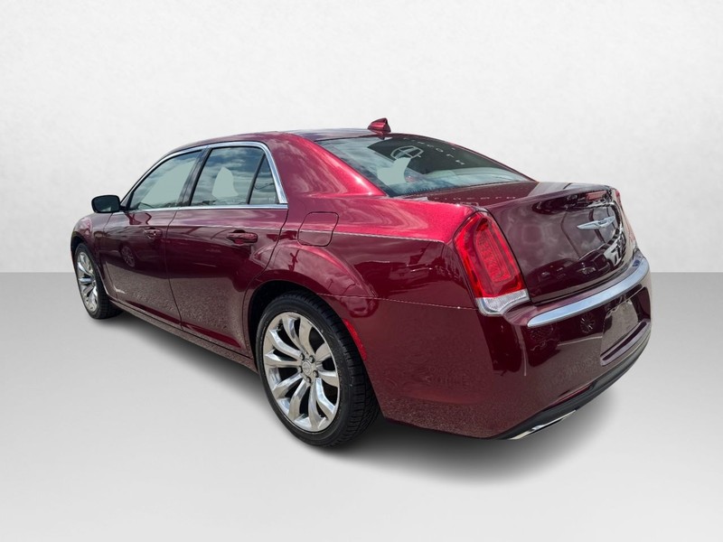 Chrysler 300 Vehicle Full-screen Gallery Image 07