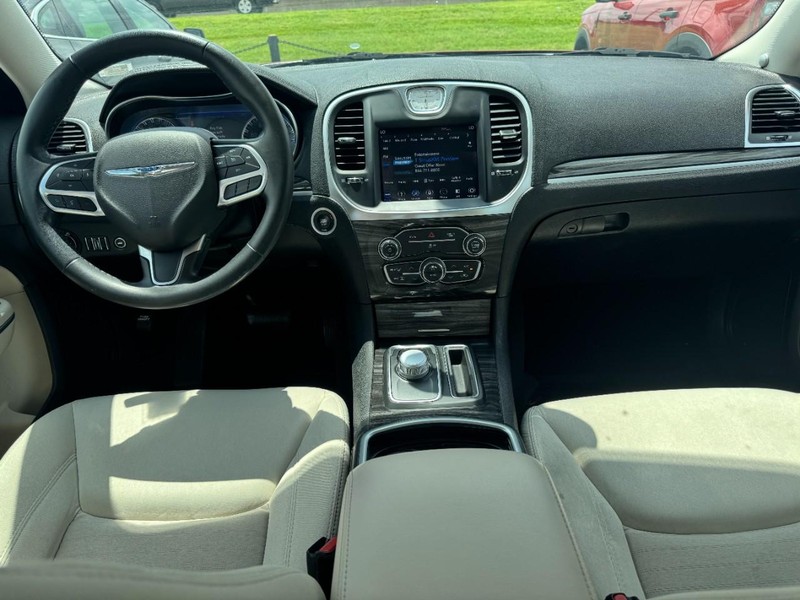 Chrysler 300 Vehicle Full-screen Gallery Image 09