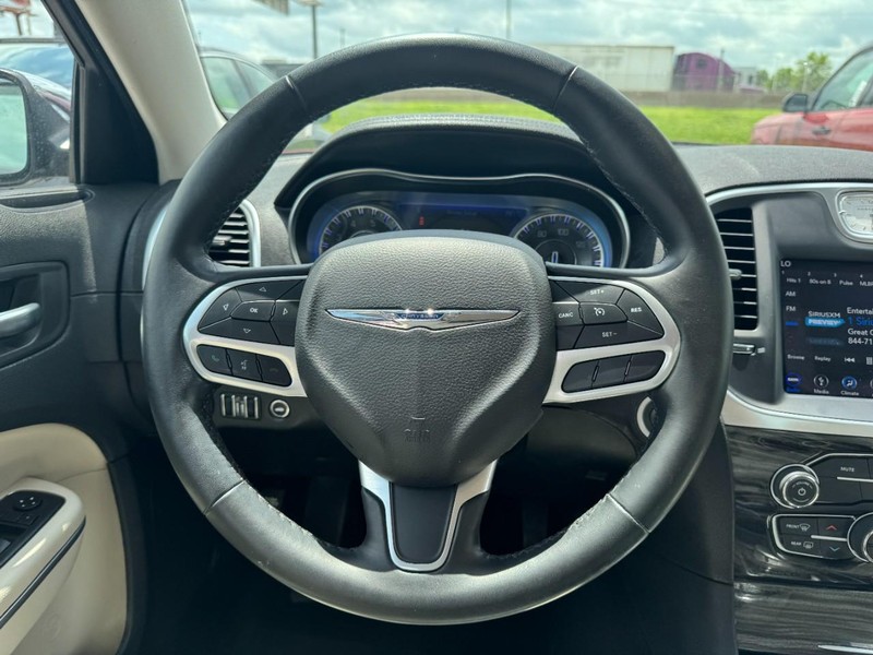 Chrysler 300 Vehicle Full-screen Gallery Image 10