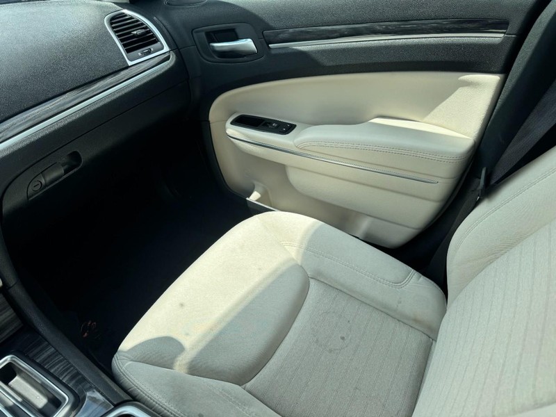 Chrysler 300 Vehicle Full-screen Gallery Image 11