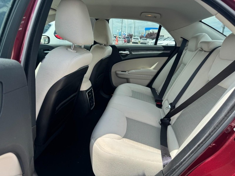 Chrysler 300 Vehicle Full-screen Gallery Image 12