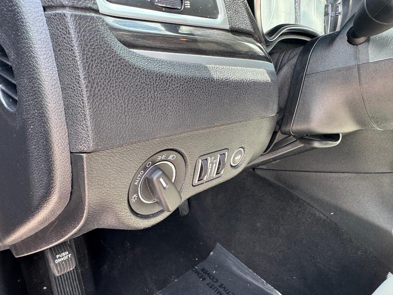 Chrysler 300 Vehicle Full-screen Gallery Image 14