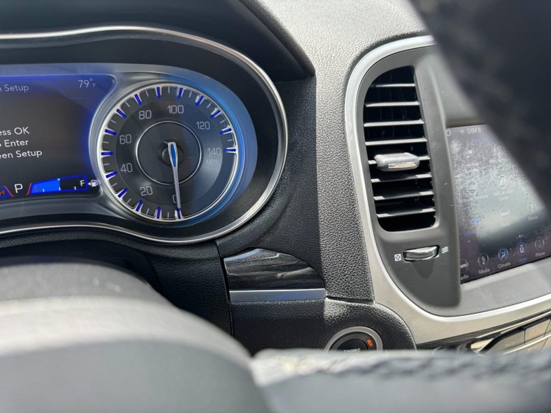 Chrysler 300 Vehicle Full-screen Gallery Image 21