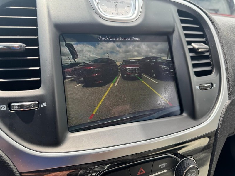 Chrysler 300 Vehicle Full-screen Gallery Image 24