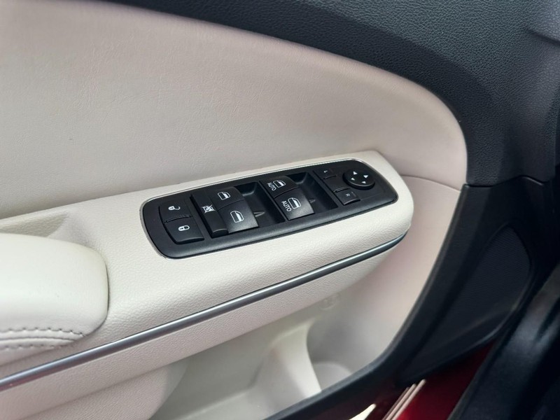Chrysler 300 Vehicle Full-screen Gallery Image 25