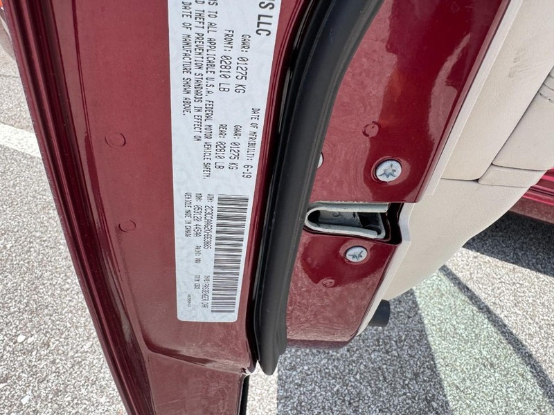 Chrysler 300 Vehicle Full-screen Gallery Image 28