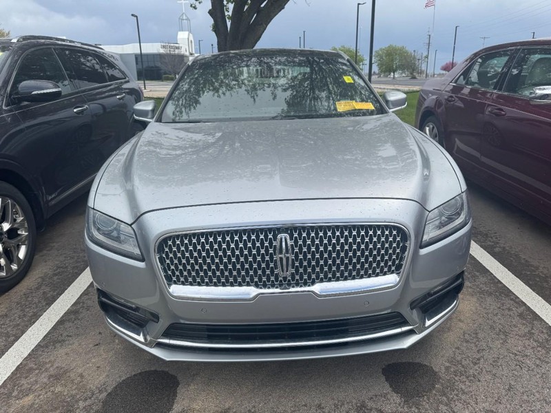 Lincoln Continental Vehicle Full-screen Gallery Image 02