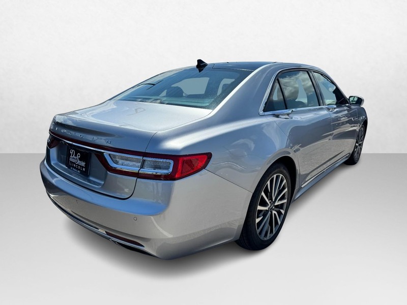 Lincoln Continental Vehicle Full-screen Gallery Image 05