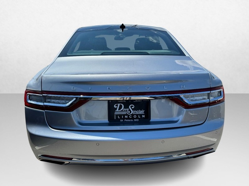 Lincoln Continental Vehicle Full-screen Gallery Image 06