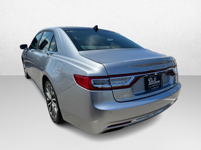 Lincoln Continental Vehicle Full-screen Gallery Image 07