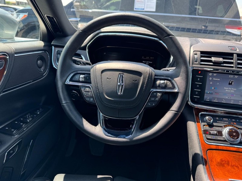 Lincoln Continental Vehicle Full-screen Gallery Image 10