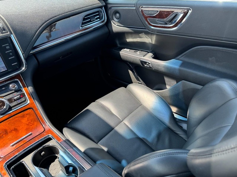 Lincoln Continental Vehicle Full-screen Gallery Image 11