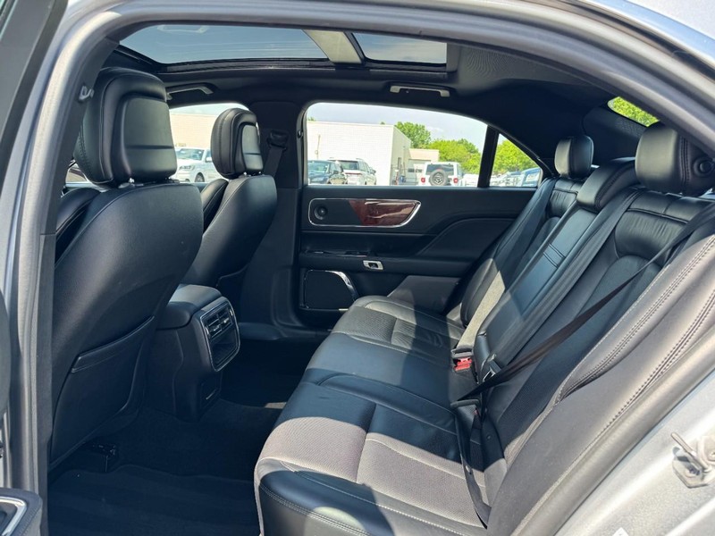 Lincoln Continental Vehicle Full-screen Gallery Image 12
