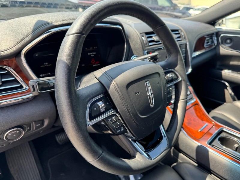 Lincoln Continental Vehicle Full-screen Gallery Image 15