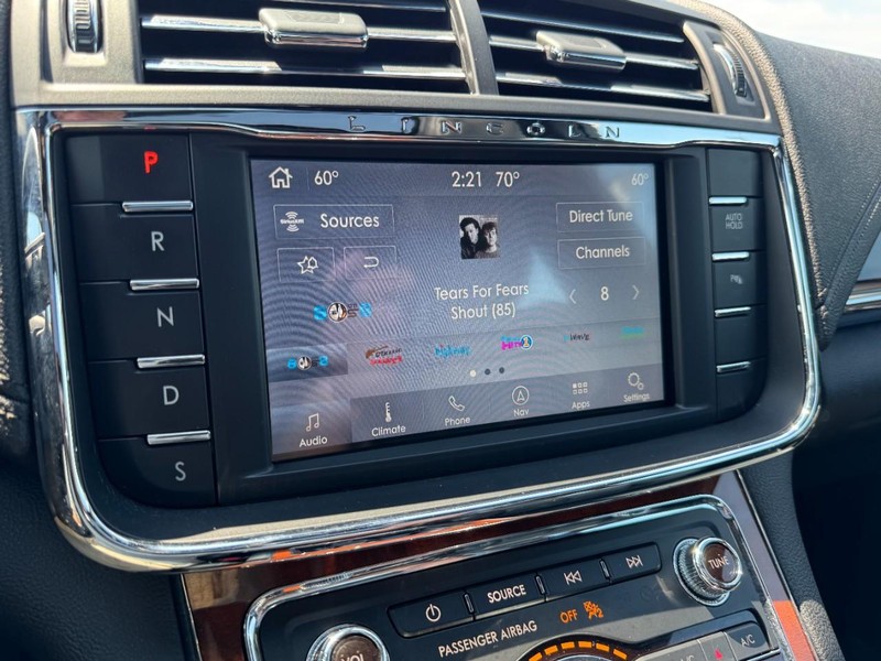 Lincoln Continental Vehicle Full-screen Gallery Image 16