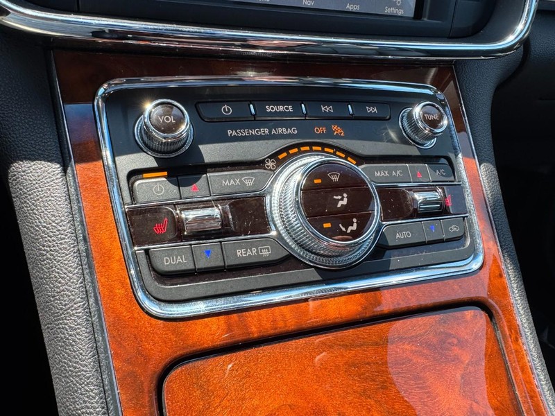 Lincoln Continental Vehicle Full-screen Gallery Image 17