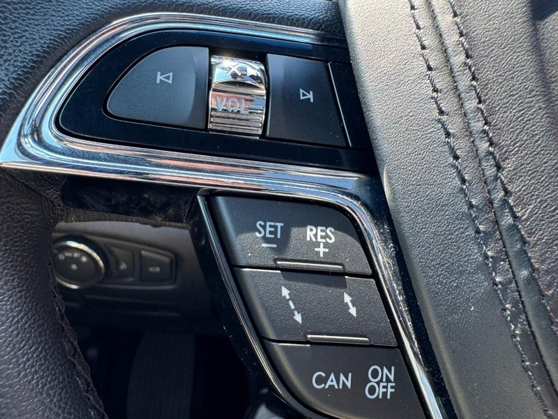 Lincoln Continental Vehicle Full-screen Gallery Image 18