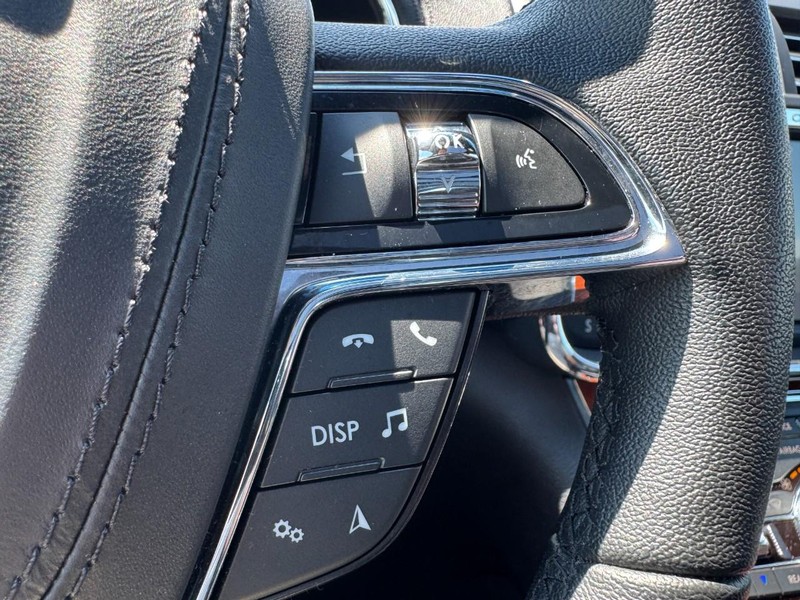 Lincoln Continental Vehicle Full-screen Gallery Image 19