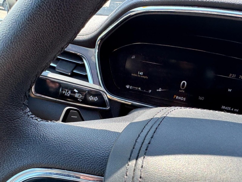 Lincoln Continental Vehicle Full-screen Gallery Image 20
