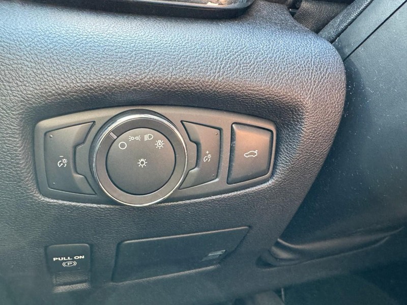 Lincoln Continental Vehicle Full-screen Gallery Image 22