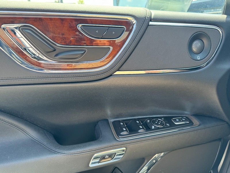 Lincoln Continental Vehicle Full-screen Gallery Image 25