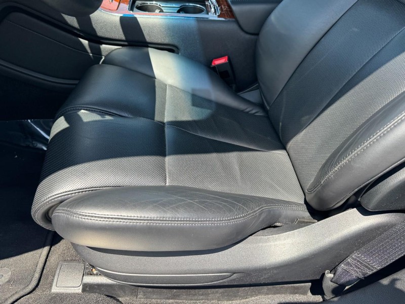 Lincoln Continental Vehicle Full-screen Gallery Image 26