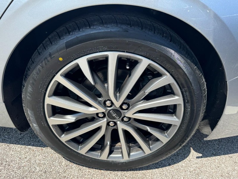 Lincoln Continental Vehicle Full-screen Gallery Image 27