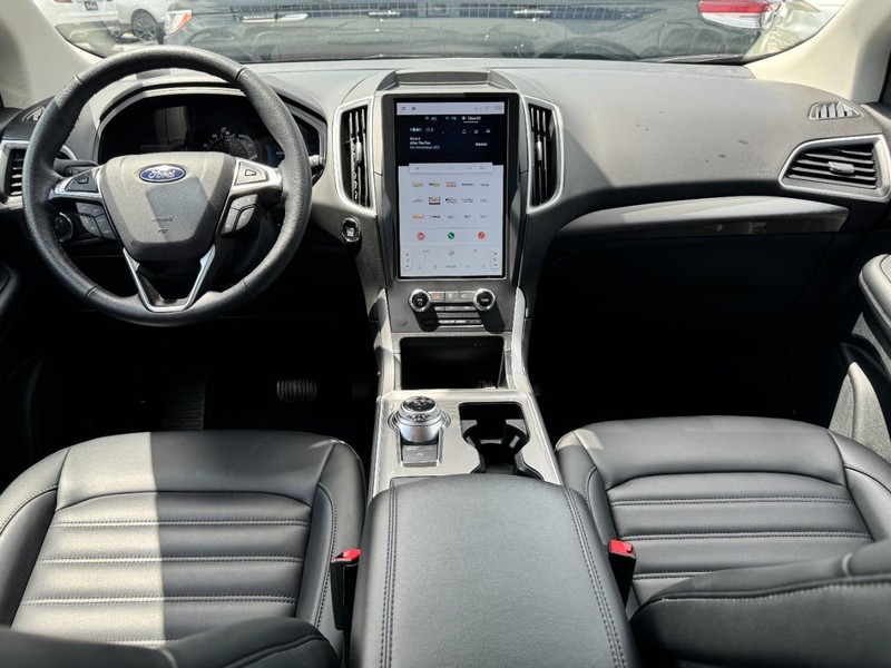 Ford Edge Vehicle Full-screen Gallery Image 09