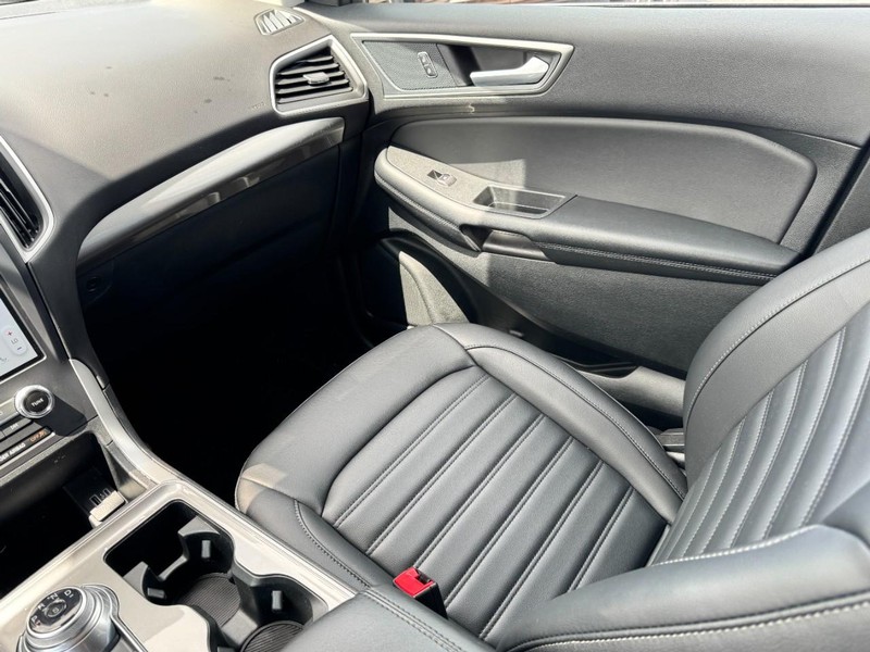 Ford Edge Vehicle Full-screen Gallery Image 11