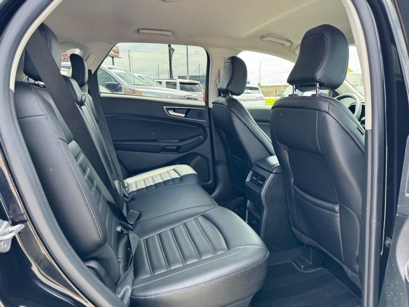 Ford Edge Vehicle Full-screen Gallery Image 13