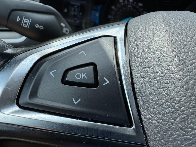 Ford Edge Vehicle Full-screen Gallery Image 18