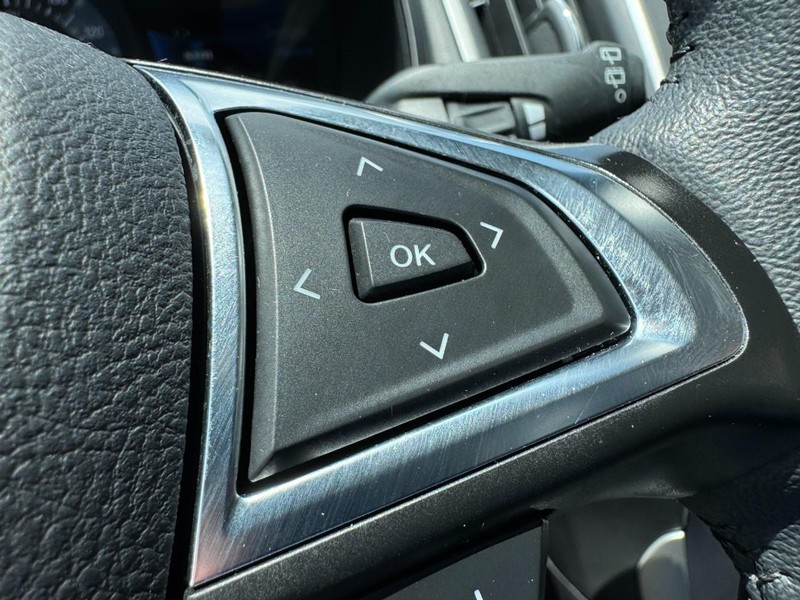 Ford Edge Vehicle Full-screen Gallery Image 19