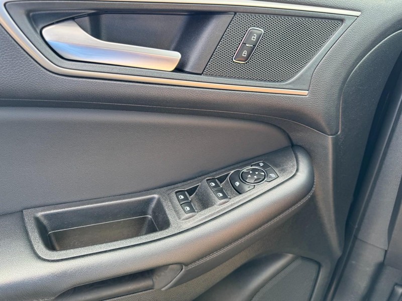 Ford Edge Vehicle Full-screen Gallery Image 25