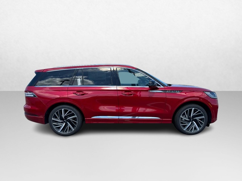 Lincoln Aviator Vehicle Full-screen Gallery Image 04