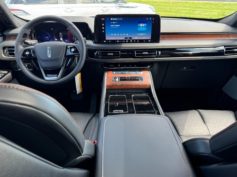 Lincoln Aviator Vehicle Full-screen Gallery Image 09