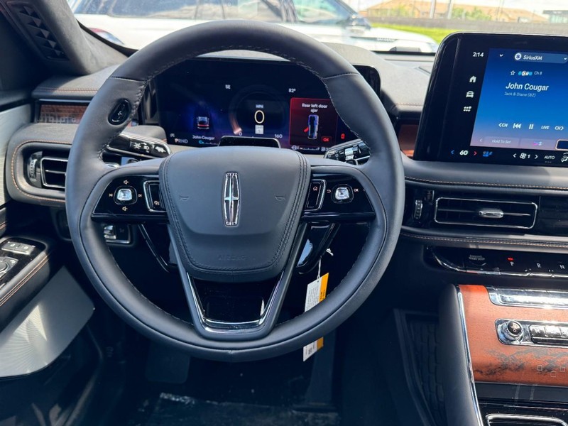 Lincoln Aviator Vehicle Full-screen Gallery Image 10
