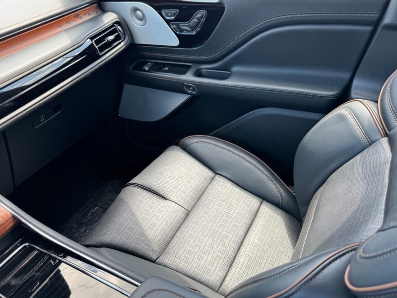Lincoln Aviator Vehicle Full-screen Gallery Image 11