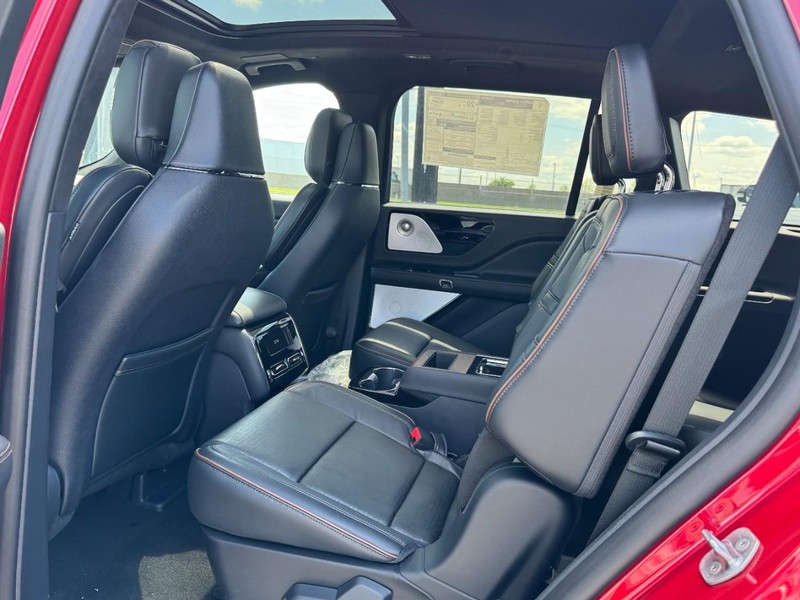 Lincoln Aviator Vehicle Full-screen Gallery Image 12