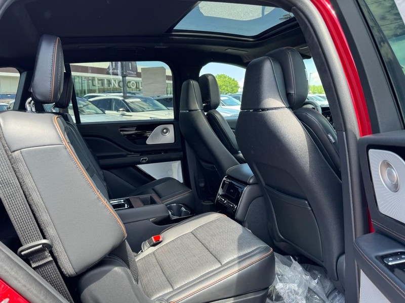 Lincoln Aviator Vehicle Full-screen Gallery Image 13