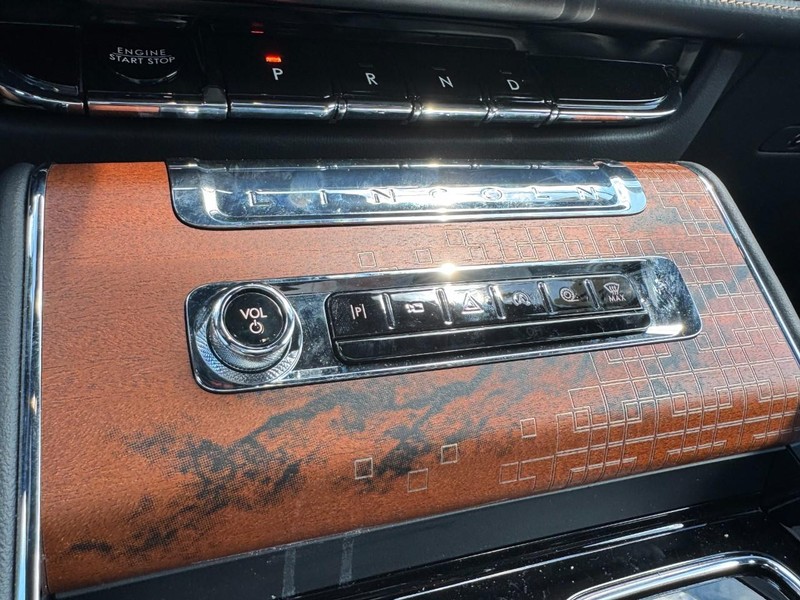 Lincoln Aviator Vehicle Full-screen Gallery Image 17