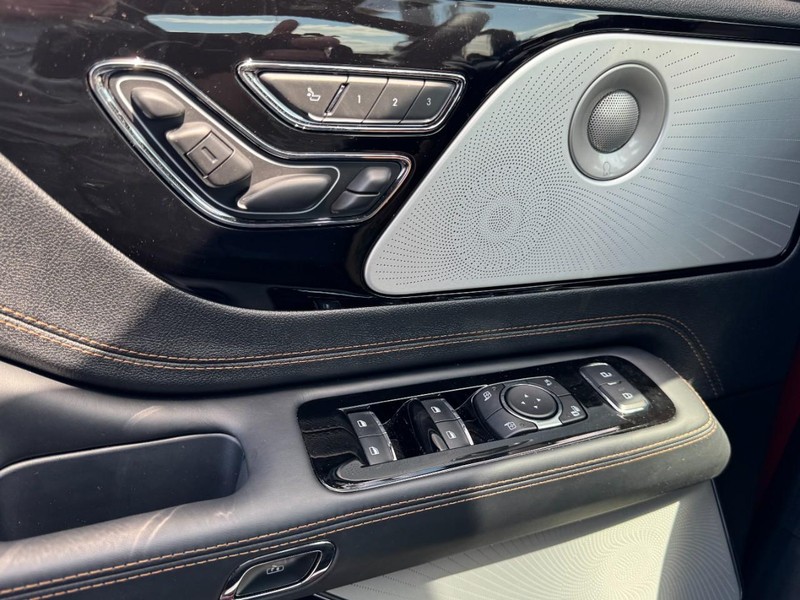 Lincoln Aviator Vehicle Full-screen Gallery Image 25