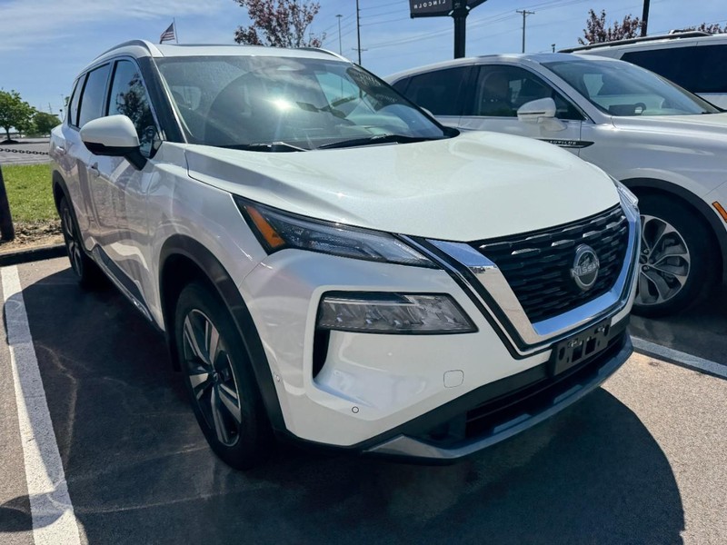 Nissan Rogue Vehicle Full-screen Gallery Image 03