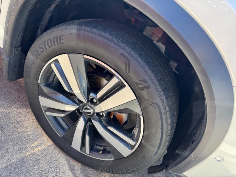 Nissan Rogue Vehicle Full-screen Gallery Image 04