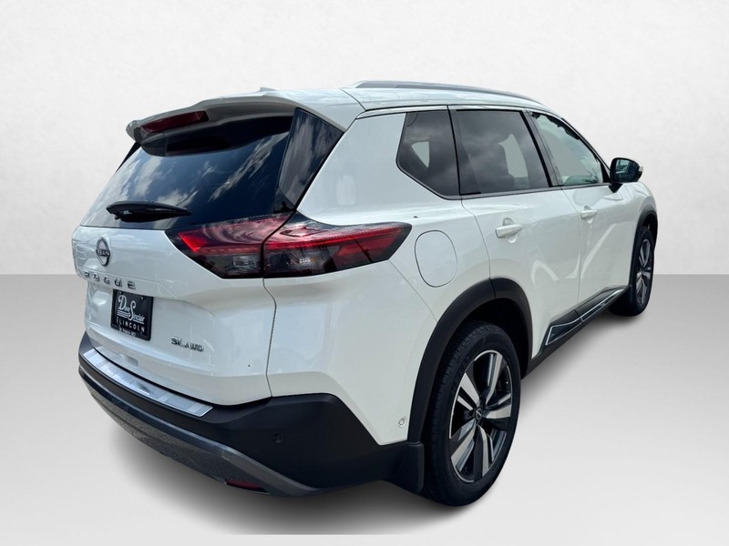 Nissan Rogue Vehicle Full-screen Gallery Image 05